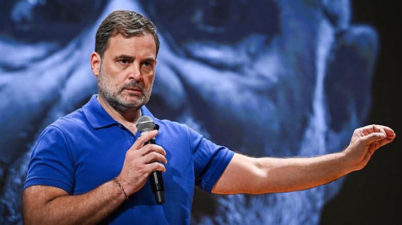 लोकसभा में नेता प्रतिपक्ष और कांग्रेस सांसद राहुल गांधी ने कहा है कि जवाबदेही मांगने पर प्रधानमंत्री नरेंद्र मोदी 'दिमाग़ी नक्सल' और 'नाराज़ फूफा' जैसे अपमानजनक तमगे देते हैं.