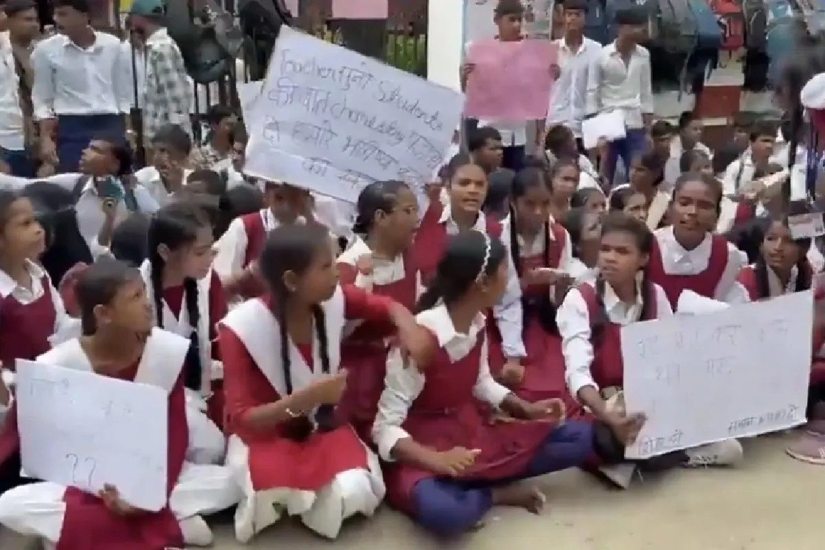 उत्तर प्रदेश  से बड़ी खबर:शिक्षक की नियुक्ति की मांग को लेकर Gen-Alpha का प्रदर्शन, योगी सरकार कटघरे में, पुलिस को देना पड़ा दखल